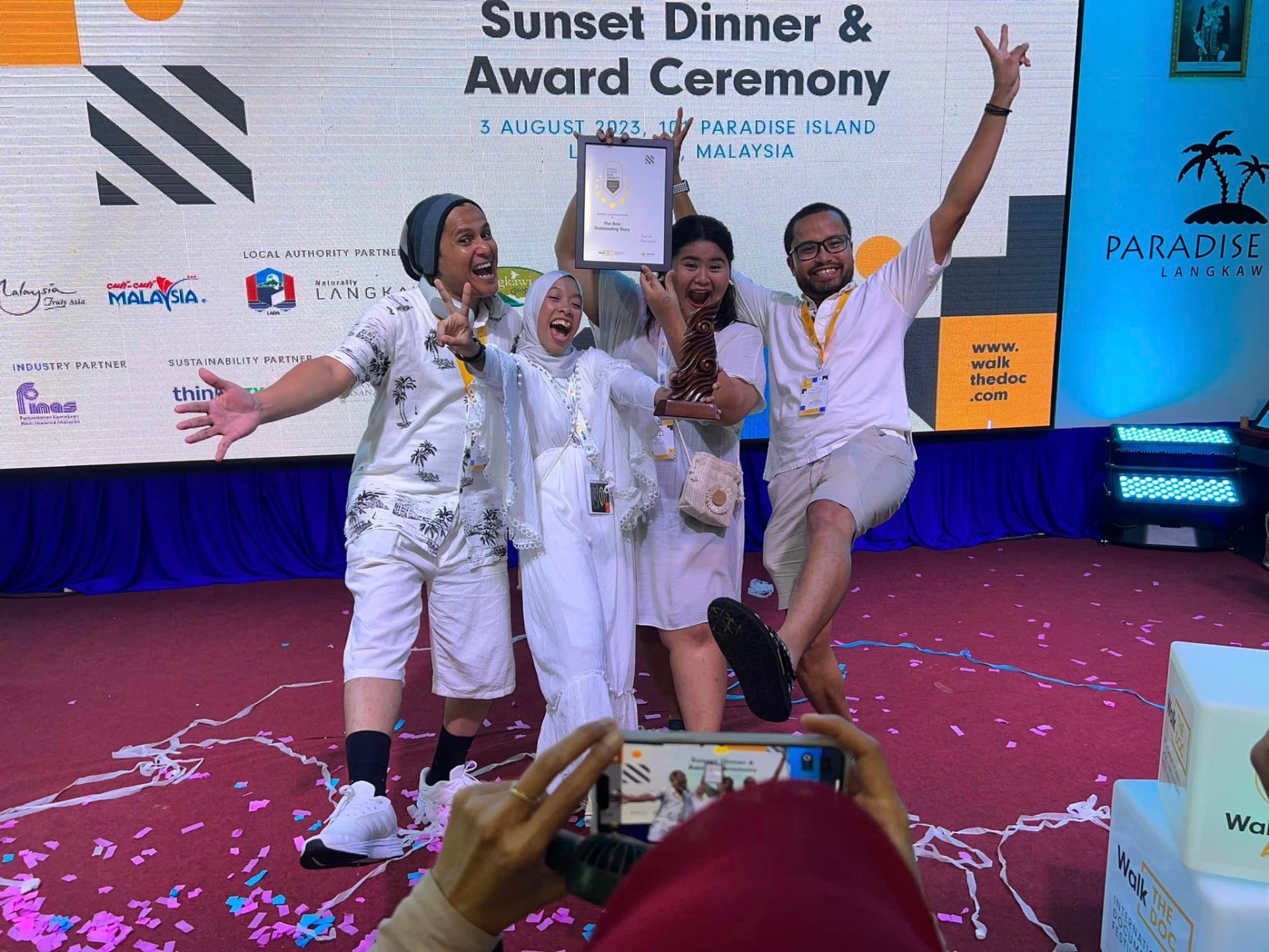 Tengku Nur Sajidah and team celebrating the SSBI Best Outstanding Video award at the Sunset Dinner & Award Ceremony, Paradise Island Langkawi, 3 August 2023.